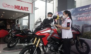 Seorang konsumen yang akan memanfaatkan promo honda di bulan September ini. (ist)