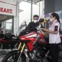 Seorang konsumen yang akan memanfaatkan promo honda di bulan September ini. (ist)