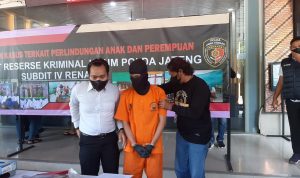 Modus Seleksi Osis, Guru SMPN di Batang Cabuli 35 Siswi Polisi tunjukan pelaku pencabulan, guru SMPN di Kabupaten Batang yang cabuli 35 siswinya. (jpnn)