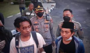 erwakilan mahasiswa dari PMII saat menyampaikan permohonan maaf atas aksinya merobohkan pagar gerbang utama DPRD Kota Bogor, Jumat (9/9). (Yudha Prananda / Jabar Ekspres)