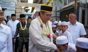 Airlangga Hartarto hanya bertemu untuk bersilahturahmi dan meminta untuk didoakan agar kondisi perekonomian Indonesia terus membaik.