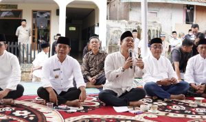 Bupati Bandung Dadang Supriatna ketika menggelar dialog dengan warga Cimenyan