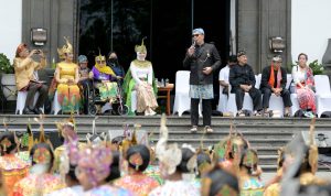 Ridwan Kamil Ingin Tarian Merak Terus Dilestarikan Dihadiri Gubenur Jabar Ridwan Kamil dan Istri, Ribuan penari merak unjuk kebolehan dengan melakukan tarian merak secara masal.