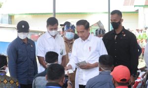 Presiden Jokowi Serahkan BSU bagi Peserta BPJS Ketenagakerjaan di Baubau dan Buton