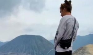 Viral, Turis Asing Kencing Di Kawah Bromo Viral, Turis Asing Kencing Di Kawah Bromo