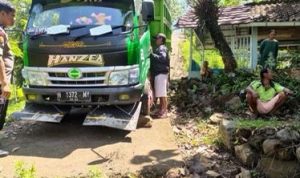 Truk Nyasar Ke Kuburan Usai Antar Wanita Cantik Truk Nyasar Ke Kuburan Usai Antar Wanita Cantik