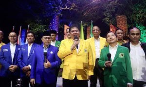 Ketua Umum Partai Golkar Airlangga Hartarto bersama Ketuan Umum PAN dan Ketua UMum PPP ketika akan mendaftar ke KPU.