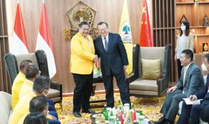 Ketua Umum Partai Golkar Airlangga Hartarto (kiri) dan Delegasi PKC Tiongkok (kanan) ketika bertemu di Jakarta untuk menjalin kerjasama.