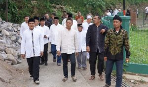 Melalui program Jumat Keliling (Jumling), Bupati Bandung Dadang Supriatna menggelar dialog bersama warga Kecamatan Cimenyan.