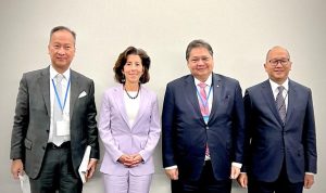 Menko Airlangga Hartarto bersama Menteri Perdagangan Agus Gumiwang