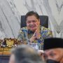 Menko Perekonomian Airlangga Hartarto ketika memberikan paparannya dihadapan seluruh kepala daerah