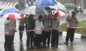 Menteri Pertanian Syahrul Yasin Limpo melakukan penggutingan pita untuk menandai diresmikannya aasrama Politekni Enjinering Pertanian Indonesia