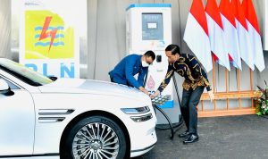 Presiden Jokowi ketika meresmikan-SPKLU Ultra Fast Charging untuk kendaraan listrik Pertama-di-Indonesia.