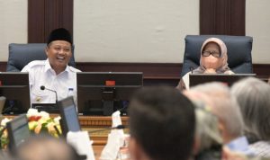 Wakil Gubenur Jabar Uu Ruzhanuluulum menggelar rapat terkait evaluasi rekomendasi dari BPK RI