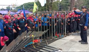 Aksi Demonstrasi Ricuh, Massa Buruh Robohkan Pagar Gedung Sate