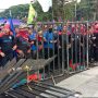 Aksi Demonstrasi Ricuh, Massa Buruh Robohkan Pagar Gedung Sate