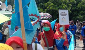 Ratusan Buruh Korban PHK Sepihak Gelar Aksi di Depan PN Bandung