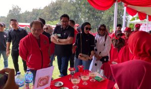 Serentak di 27 Kota/Kabupaten, Ono Surono Buka Lomba Inovasi Menu Berbasis Pangan Lokal KOMPAK: Ketua DPD PDI Perjuangan Jawa Barat Ono Surono, Sekretaris DPD Ketut Sustiawan dan Ketua Panitia Lomba Inovasi Menu Berbasis Pangan Lokal Hj Ijah Hartini saat meninjau kegiatan lomba di Kebun Raya Cibodas, Kabupaten Cianjur.