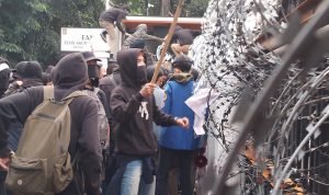 Demo Mahasiswa di Bandung Berakhir Ricuh, Polisi Kejar hingga Seret Massa Aksi yang Kabur