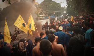 Masa Aksi Demonstran di Bogor Ricuh, Dibubarkan oleh Hujan