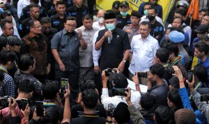 Temui Masa aksi, Pimpinan Dewan Akan Sampaikan Tuntutan Mahasiswa ke DPR RI