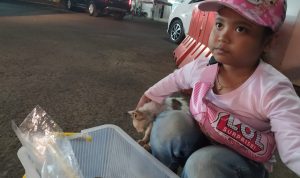 Gandis Kecil Ingin Menjadi Dokter, Asa Penjual Risoles di Depan Minimarket Batujajar