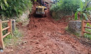Longsor Menutup Jalan Penghubung Dua Kecamatan di Bandung Barat