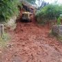 Longsor Menutup Jalan Penghubung Dua Kecamatan di Bandung Barat