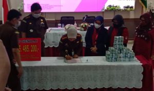Kejari Bogor Kembalikan Barbuk Tipikor Dana BOS ke Pemprov Jabar