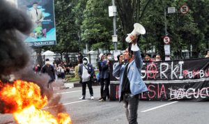 Poros Revolusi Mahasiswa Bandung: Malam Ini Konsolidasi untuk Besok Aksi Poros Revolusi Mahasiswa Bandung: Malam Ini Konsolidasi untuk Besok Aksi