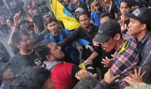 Mahasiswa Lawan Mahasiswa, Bentrok Aksi Demo BBM di Bandung