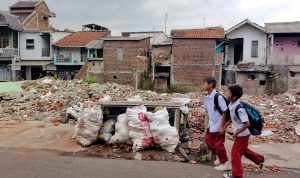 Rumah Dibongkar Tanpa Relokasi, Warga Maleer Bandung Pasrah Pada Garis Takdir