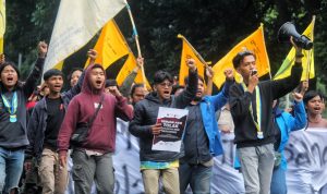 Tolak Kenaikan Harga BBM, PMII Kota Bandung Gelar Aksi di Gedung Sate Tolak Kenaikan Harga BBM, PMII Kota Bandung Gelar Aksi di Gedung Sate