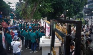 Sempat Dijaga Ketat, Massa Aksi Tolak Kenaikan BBM di Bogor Berhasil Masuk ke Gedung DPRD Sempat Dijaga Ketat, Massa Aksi Tolak Kenaikan BBM di Bogor Berhasil Masuk ke Gedung DPRD