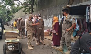 Masih Banyak PKL Tak Tertib Aturan, Satpol PP Kota Bandung Keliling Beri Imbauan