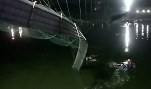 Kembali Hilang Ratusan Nyawa dalam Tragedi Jembatan Ambruk di India jembatan ambruk di india