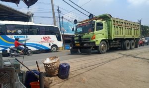Truk tambang melintas di jalan raya Parung Panjang, Kabupaten Bogor beberapa hari lalu. Pemkab Bogor akan buat aturan untuk jalur truk Tambang. Foto : Sandika Fadilah/jabarEkpres.com