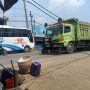 Truk tambang melintas di jalan raya Parung Panjang, Kabupaten Bogor beberapa hari lalu. Pemkab Bogor akan buat aturan untuk jalur truk Tambang. Foto : Sandika Fadilah/jabarEkpres.com
