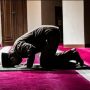 Ilustrasi tata cara shalat tahajud mulai dari Niat, bacaan hingga doanya.