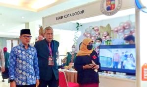 Wali Kota Bogor Bima Arya bersama Ketua Ikatan Dokter Indonesia (IDI) Kota Bogor Ilham Chaidir. (Yudha Prananda / Jabar Ekspres)