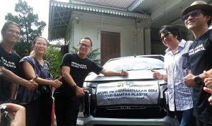 Gunakan BBM dari Sampah Plastik, Gelaran Get The Fest Tour Jadi yang Pertama Di Dunia Dirjen pengolahan sampah limbah B3 KLHK Rosa Vivien (kanan) bersama Wali Kota Bogor Bima Arya sebelum melepas rombongan Get The Fest Tour di Balai Kota Bogor. (Yudha Prananda / Jabar Ekspres)