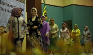 Keren, Ternyata Batik Bisa Dimodifikasi Menjadi Kebaya Trendi Kekinian Sejumlah peserta memakai kebaya berbahan batik saat mengikuti lomba modifikasi kebaya berbahan batik di Gedung Tegar Beriman, Cibinong, Kabupaten Bogor, Selasa 11 Oktober 2022. Foto: Sandika Fadilah/Jabarekspres.com