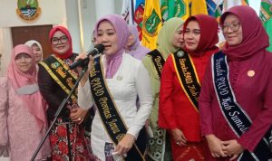 Bunda Paud Jabar, Atalia Praratya (Tengah). Selasa (11/10). Foto. Sandi Nugraha.