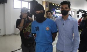 Petugas kepolisian membawa tersangka saat rilis di Mako Polres Bogor, Rabu 12 Oktober 2022. Foto: Sandika Fadilah/Jabareskpres.com