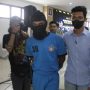 Petugas kepolisian membawa tersangka saat rilis di Mako Polres Bogor, Rabu 12 Oktober 2022. Foto: Sandika Fadilah/Jabareskpres.com