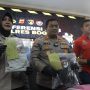 Kapolres Bogor AKBP Iman Imanudin saat menunjukkan barang bukti pakaian korban di Mako Polres Bogor, Cibinong, Kabupaten Bogor. Foto : Sandika Fadilah/Jabarekspres.com