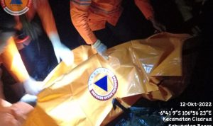 BREAKING NEWS: Empat Wisatawan Di Batu Layang Puncak Hilang Terbawa Arus Sungai, Satu Orang Ditemukan Meninggal Petugas BPBD mengevaluasi korban yang terbawa arus sungai di Desa Batulayang, kecamatan Cisarua, Kabupaten Bogor, Rabu 12 Oktober 2022. Foto : Sandika Fadilah via BPBD