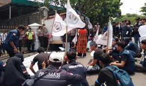 Mahasiswa Gabungan 10 Universitas Asal Sukabumi Geruduk Kantor ESDM Jabar DEMO: Aksi unjuk rasa dari Himpunan Mahasiswa 10 Universitas Asal Sukabumi di depan Kantor ESDM Jabar. (Yanuar/Jabar Ekspres)