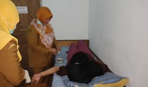 Petugas DP3A2KB Kabupaten Bogor saat memeriksa warga dalam program layanan KB Gratis di puskesmas, Desa Banyuasih, Kecamatan Cigudeg, Kabupaten Bogor. Foto : Sandika Fadilah/Jabarekspres.com