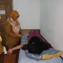 Petugas DP3A2KB Kabupaten Bogor saat memeriksa warga dalam program layanan KB Gratis di puskesmas, Desa Banyuasih, Kecamatan Cigudeg, Kabupaten Bogor. Foto : Sandika Fadilah/Jabarekspres.com